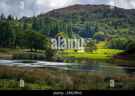 Der Fluss Brathay auf dem Cumbrian Way bei Elterwater in der Nähe von Ambleside im Lake DSistrict. Tranquill-Szene des Elter Water im Lake District Nati Stockfoto