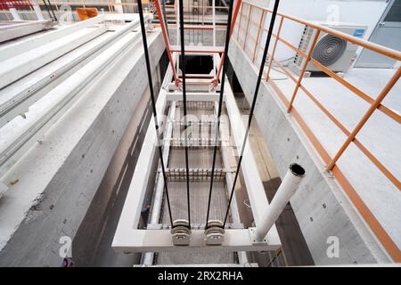 Schlingen an der Produktionslinie für leichte Trennwände für neue Baustoffe, Nordchina Stockfoto