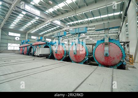 Der Autoklav an der Produktionslinie für leichte Trennwände befindet sich in einer neuen Baustofffabrik in Nordchina Stockfoto