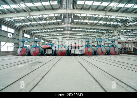 Der Autoklav an der Produktionslinie für leichte Trennwände befindet sich in einer neuen Baustofffabrik in Nordchina Stockfoto