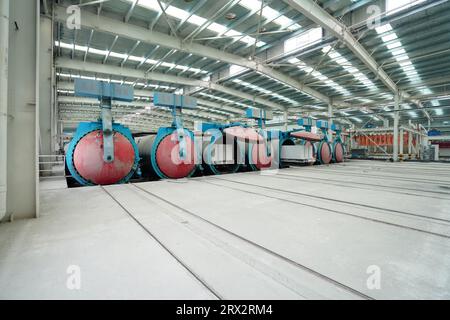 Der Autoklav an der Produktionslinie für leichte Trennwände befindet sich in einer neuen Baustofffabrik in Nordchina Stockfoto