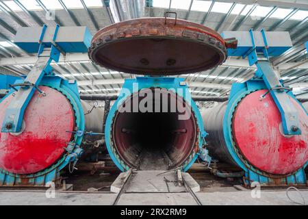 Der Autoklav an der Produktionslinie für leichte Trennwände befindet sich in einer neuen Baustofffabrik in Nordchina Stockfoto