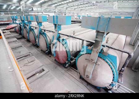 Der Autoklav an der Produktionslinie für leichte Trennwände befindet sich in einer neuen Baustofffabrik in Nordchina Stockfoto