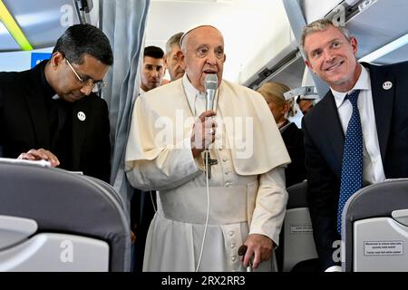 Vatikan, Vatikan. September 2023. Italien, Rom, 23.9.2023.Papst Franziskus trifft die Journalisten während einer Pressekonferenz an Bord des Flugzeugs, das Marseille für den Abschluss der "Rencontres Méditerranéennes"-Fotografie von Vatican Media /Catholic Press Photo Credit: Independent Photo Agency/Alamy Live News geleitet wurde Stockfoto