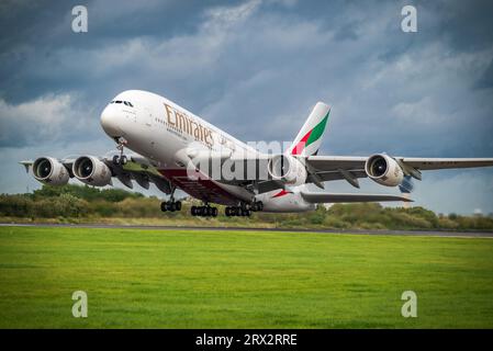 Der Airbus A380-861 von Emirates Airways startet vom Flughafen Manchester nach Dubai. Stockfoto