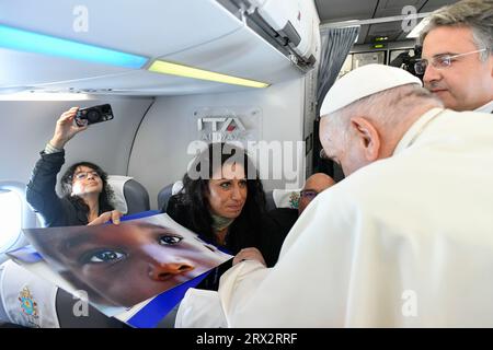 Vatikan, Vatikan. September 2023. Italien, Rom, 23.9.2023.Papst Franziskus trifft die Journalisten während einer Pressekonferenz an Bord des Flugzeugs, das Marseille für den Abschluss der "Rencontres Méditerranéennes"-Fotografie von Vatican Media /Catholic Press Photo Credit: Independent Photo Agency/Alamy Live News geleitet wurde Stockfoto