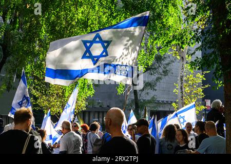 New York, USA. September 2023. Demonstranten tragen israelische Flaggen vor dem Hauptquartier der Vereinten Nationen, während sie gegen den israelischen Premierminister Benjamin Netanjahu protestieren, während Netanjahu vor der 78. Generalversammlung der Vereinten Nationen sprechen wollte. Quelle: Enrique Shore/Alamy Live News Stockfoto