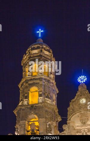 Zapopan Basilika, Guadalajara, Mexiko, beleuchtet von Scheinwerfern bei Nacht und von farbigen Wasserfontänen im Vordergrund. Stockfoto