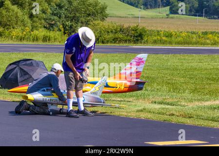 Mountain City, Tennessee: 26. August 2023: Radio Control Jets machen Starts, Kunstflugmanöver und Landungen während der Jet Precision Aerobatic Nat Stockfoto