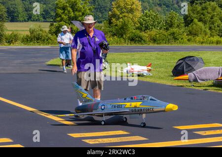 Mountain City, Tennessee: 26. August 2023: Radio Control Jets machen Starts, Kunstflugmanöver und Landungen während der Jet Precision Aerobatic Nat Stockfoto