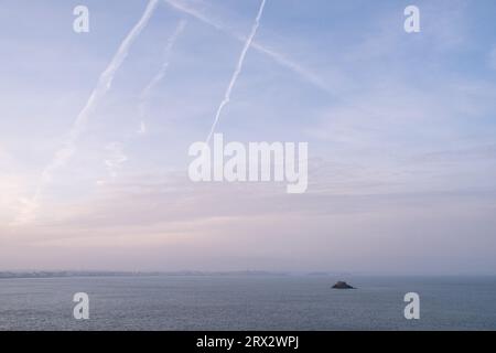 Frankreich, Bretagne, Saint-Malo le 2021-12-22. La Pointe de la Varde au leve du soleil en fin d'automne avec un Panorama ausser der Cote d'Emerau Stockfoto