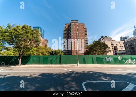 Standort des abgerissenen leerstehenden Geschäftsgebäudes in Chelsea in New York am Mittwoch, den 20. September 2023. Das Gebäude, das sich im Besitz der Genossenschaftswohnheime befand, erreichte das Ende seiner Lebensdauer und wurde durch eine Wohnsiedlung ersetzt. (© Richard B. Levine) Stockfoto