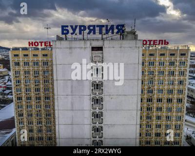 Das Luftbild des Hotels 'Buryatiya' in der Innenstadt von Ulad-Ude, der Hauptstadt der Republik Buryatiya, Russland, während des bewölkten Wintertages. Stockfoto