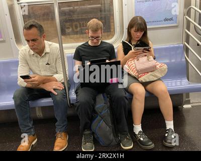 Werktägliche Fahrt in der U-Bahn in New York am Donnerstag, 14. September 2023. (© Frances M. Roberts) Stockfoto