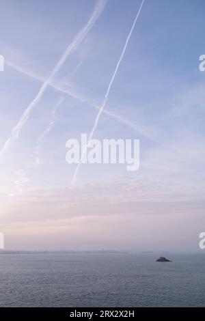 Frankreich, Bretagne, Saint-Malo le 2021-12-22. La Pointe de la Varde au leve du soleil en fin d'automne avec un Panorama ausser der Cote d'Emerau Stockfoto