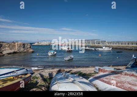 ALICANTE, SPANIEN – 26. FEBRUAR 2023: Hafen auf der Insel Tabarca, Gemeinde Alicante, Spanien Stockfoto