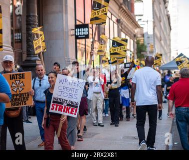 Mitglieder der Writers Guild of America East und sag-AFTRA, die von vielen anderen Unterstützern der gewerkschaft außerhalb der Netflix/Warner Bros. Unterstützt wurden Discovery Headquarters im Flatiron District in New York am Donnerstag, den 14. September 2023. (© Richard B. Levine) Stockfoto