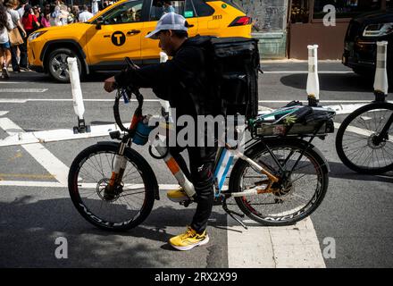 Deliveryman auf seinem E-Bike in New York am Samstag, den 16. September 2023. (© Richard B. Levine) Stockfoto