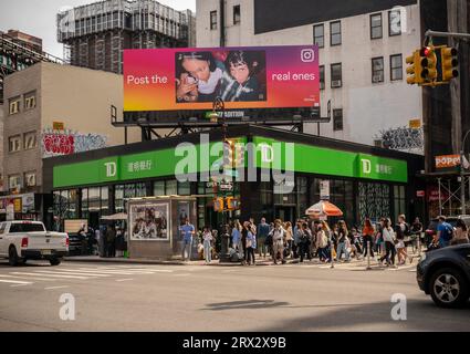 Zweisprachige Niederlassung der TD Bank in chinatown, New York am Samstag, 16. September 2023. (© Richard B. Levine) Stockfoto