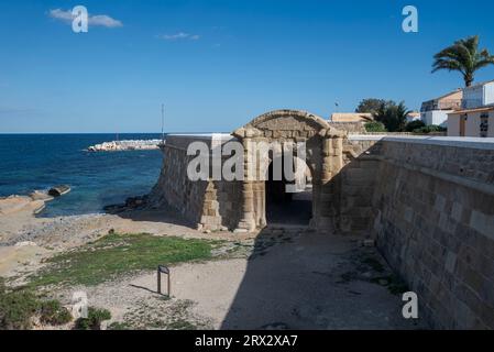 Tor von Tierra, in den alten Mauern der Insel Tabarca, in der Gemeinde Alicante, Spanien Stockfoto