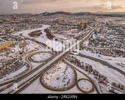 Die Autobrücke und die Kreuzung über den gefrorenen Selenga-Fluss in der sibirischen Stadt Ulan-Ude, Buryatiya, Russland, mit dem Luftpanorama während der Th Stockfoto