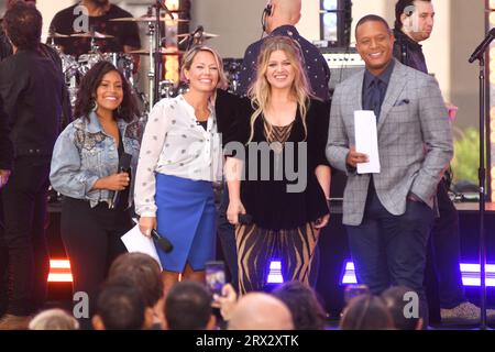 New York, USA. September 2023. Sheinelle Jones, Dylan Dreyer, Kelly Clarkson und Craig Melvin sind am 22. September 2023 auf der „Today“ Show von NBC im Rockefeller Center in New York zu sehen. (Foto: Efren Landaos/SIPA USA) Credit: SIPA USA/Alamy Live News Stockfoto