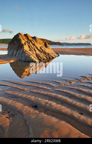 Ein Felsenbecken und gewellter Sand, am Strand bei Ebbe, in Bigbury-on-Sea, Südküste von Devon, England, Vereinigtes Königreich, Europa Stockfoto