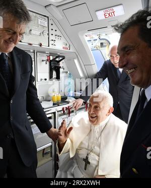 Marseille, Frankreich. September 2023. Papst Franziskus kommt am 22. September 2023 auf dem päpstlichen Flug von Rom nach Marseille an, wo er die „Mittelmeer-Treffen“ abschließt. Foto: (EV) Vatican Media/ABACAPRESS.COM Credit: Abaca Press/Alamy Live News Stockfoto