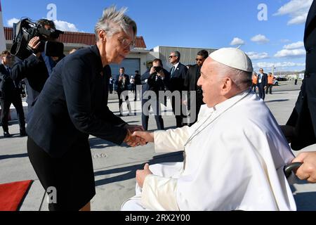 Vatikan, Vatikan. September 2023. Italien, Rom, 22.9.2023.Papst Franziskus begrüßt Papst Franziskus bei seiner Ankunft am internationalen Flughafen Marseille in Marseille, Südfrankreich. Papst Franziskus reist nach Marseille, um einen zweitägigen Besuch zu Unternehmen, der sich mit dem Mittelmeerraum und der Migration befasst und eine Botschaft der Toleranz in einer bitteren Debatte darüber, wie Europa Asylbewerber handhabt, vermittelt. Foto von Vatican Media/Catholic Press Photo Credit: Independent Photo Agency/Alamy Live News Stockfoto