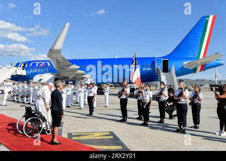 Vatikan, Vatikan. September 2023. Italien, Rom, 22.9.2023.Papst Franziskus begrüßt Papst Franziskus bei seiner Ankunft am internationalen Flughafen Marseille in Marseille, Südfrankreich. Papst Franziskus reist nach Marseille, um einen zweitägigen Besuch zu Unternehmen, der sich mit dem Mittelmeerraum und der Migration befasst und eine Botschaft der Toleranz in einer bitteren Debatte darüber, wie Europa Asylbewerber handhabt, vermittelt. Foto von Vatican Media/Catholic Press Photo Credit: Independent Photo Agency/Alamy Live News Stockfoto