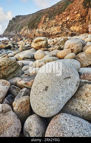 Granitfelsen, die am Ufer von Porth Nanven am Ende des Cot Valley in der Nähe von St. Genau an der Atlantikküste im äußersten Westen von Cornwall, England Stockfoto