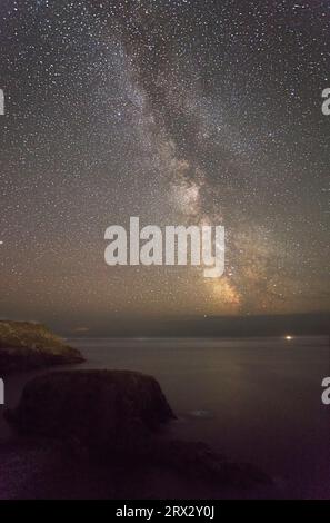 Ein herbstlicher Blick auf die Milchstraße über dem Atlantik, von den Klippen von Land's End, dem südwestlichsten Punkt Großbritanniens, Cornwall, aus gesehen Stockfoto