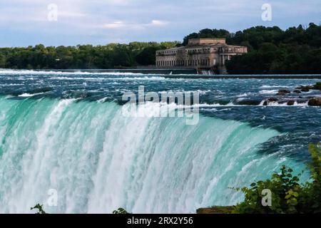 Nahaufnahme des sich schnell bewegenden Wassers, das über die Hufeisenfälle in den Niagarafällen fließt Stockfoto