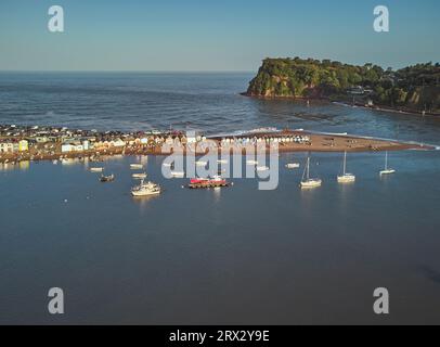 Ein abendlicher Blick über den Hafen und die Sandbar in der Mündung des Teign, mit Blick auf die Ness-Landzunge, Teignmouth Stockfoto