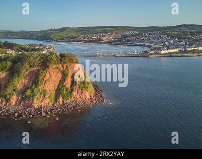 Ein Blick über die Ness-Landzunge bis zur Mündung des Teign und dem Hafen und Ferienort Teignmouth, an der südlichen Devon-Küste, England Stockfoto