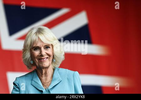 Die britische Königin Camilla lächelt, während sie am 22. September 2023 auf einem Festival zur Feier der britischen und französischen Kultur und des Geschäfts am Place de la Bourse in Bordeaux im Südwesten Frankreichs unter einem riesigen Banner der Flagge der Britischen Union steht. Der britische König Karl III. Und seine Frau Königin Camilla sind auf einem dreitägigen Staatsbesuch ab dem 20. September 2023 in Paris und Bordeaux, sechs Monate nachdem Ausschreitungen und Streiks seinen ersten Staatsbesuch als König in letzter Minute aufgeschoben haben. Foto: Christophe ARCHAMBAULT/Pool/ABACAPRESS.COM Stockfoto