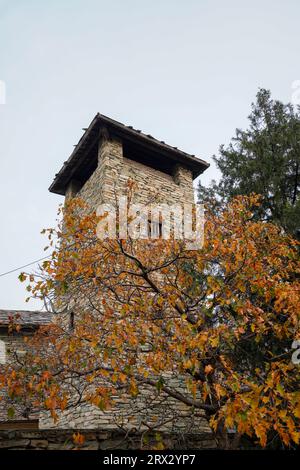 Peking China, 2. November 2022: Bouyei People Diaolou in China Ethnic Museum. Stockfoto