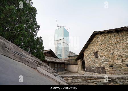 Peking China, 2. November 2022: Bouyei People Slate House und Pangu Building under Reconstruction in China Ethnic Museum. Stockfoto