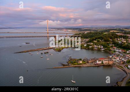 Forth Rail Bridge, North Queensferry Fife, Schottland, Großbritannien. September 2023. Blick auf den Sonnenaufgang in Richtung Westen zu den neuen Brücken von der Plattform auf dem Fife Cantilever Tower der Forth Rail Bridge. Barnardo's Your View Event 2023 Stockfoto