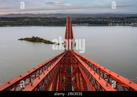 Forth Rail Bridge, North Queensferry Fife, Schottland, Großbritannien. September 2023. Blick auf den Sonnenaufgang von der Plattform auf den Fife Cantilever Tower der Forth Rail Bridge nach Süden. Barnardo's Your View Event 2023 Stockfoto