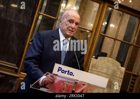 Porto, Portugal. September 2023. Francisco Pinto BalsemÃ£o, Gründer der Imprensa-Gruppe (Eigentümer des ersten privaten Fernsehsenders Sociedade Independente de ComunicaçÃ£o (SIC) in Portugal und des berühmten Wochenmagazins Expresso). Spricht während einer feierlichen Zeremonie, bei der die Schlüssel der Stadt Porto im SalÃ£o Nobre der Pacos do Concelho übergeben werden. (Credit Image: © Rita Franca/SOPA Images via ZUMA Press Wire) NUR REDAKTIONELLE VERWENDUNG! Nicht für kommerzielle ZWECKE! Stockfoto