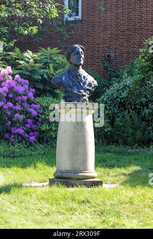 Eine Statue oder Büste auf einem Sockel von Mary Webb, der Dichterin und Schriftstellerin, Shrewsbury, Shropshire, England Stockfoto