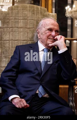 Porto, Portugal. September 2023. Francisco Pinto Balsemão, Gründer der Imprensa-Gruppe (Eigentümer des ersten privaten Fernsehsenders Sociedade Independente de Comunicação (SIC) in Portugal und des berühmten Wochenmagazins Expresso). Bei einer feierlichen Zeremonie, bei der die Schlüssel der Stadt Porto im Salão Nobre der Pacos do Concelho übergeben werden. (Foto: Rita Franca/SOPA Images/SIPA USA) Credit: SIPA USA/Alamy Live News Stockfoto