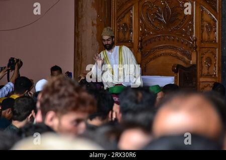 Srinagar, Indien. September 2023. Der führende Separatistenführer Mirwaiz Umar Farooq, der nach vier Jahren Hausarrest freigelassen wurde, hält die Freitagspredigt in der Großen Moschee oder Jamia Masjid. Jammu und die Kaschmir-Regierung entließen den führenden kashmirischen Separatisten und Geistlichen Mirwaiz Umar Farooq vier Jahre nach der Aufhebung von Artikel 370 im August 2019 aus dem Hausarrest. Quelle: SOPA Images Limited/Alamy Live News Stockfoto