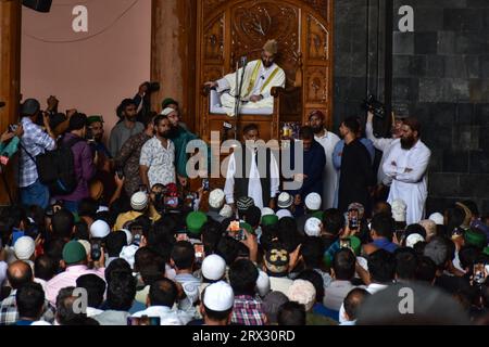 Srinagar, Indien. September 2023. Der führende Separatistenführer Mirwaiz Umar Farooq hält die Freitagspredigt in der Großmoschee oder Jamia Masjid. Jammu und die Kaschmir-Regierung entließen den führenden kashmirischen Separatisten und Geistlichen Mirwaiz Umar Farooq vier Jahre nach der Aufhebung von Artikel 370 im August 2019 aus dem Hausarrest. Quelle: SOPA Images Limited/Alamy Live News Stockfoto