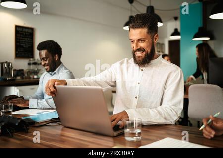 Multirassische Menschen, die im Coworking Creative Space arbeiten Stockfoto