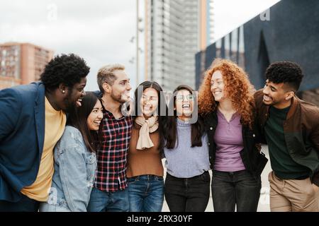 Junge, multiethnische Freunde, die gemeinsam Spaß in der Stadt haben - Freundschafts- und Diversitätskonzept Stockfoto