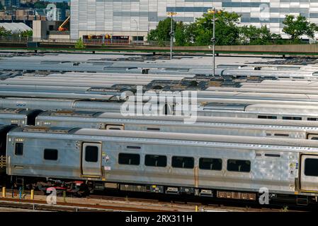 New Yorker U-Bahn-Züge sind nicht in Betrieb. U-Bahn-Station Depo Parkplatz mit vielen Bahnstrecken. Highline-Blick auf gesäumte Züge Stockfoto
