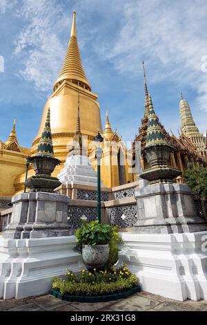 Phra Siratana Chedi im Grand Palace in Bangkok, Thailand - diese goldene, glockenförmige Stupa auf der oberen Terrasse des Wat Phra Kaew ist die höchste Struktur Stockfoto