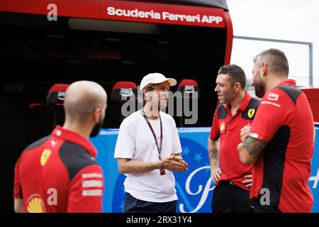 Suzuka, Japan. September 2023. Suzuka, Japan, Donnerstag, 21. September: Sebastian VETTEL in der Boxengasse mit Mitgliedern des Ferrari-Teams während des Japan Formel 1 Grand Prix 2023. Gebührenpflichtiges Bild, Foto und Copyright © PETERSON Mark ATP Images (PETERSON Mark/ATP/SPP) Credit: SPP Sport Press Photo. Alamy Live News Stockfoto